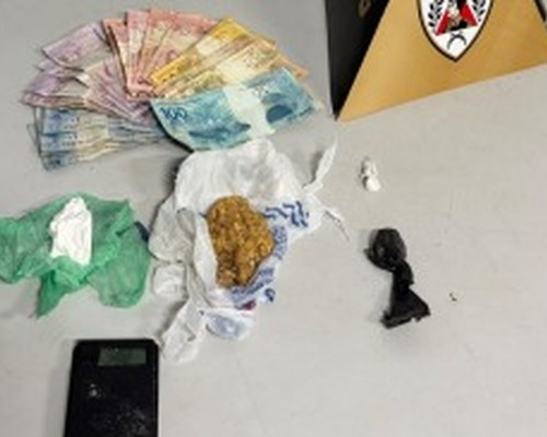 Polícia apreende drogas que renderiam cerca de 300 porções e prende homem em Patos de Minas