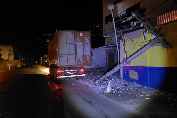 Motorista de caminhão cochila, arranca poste e deixa boa parte da cidade sem energia elétrica