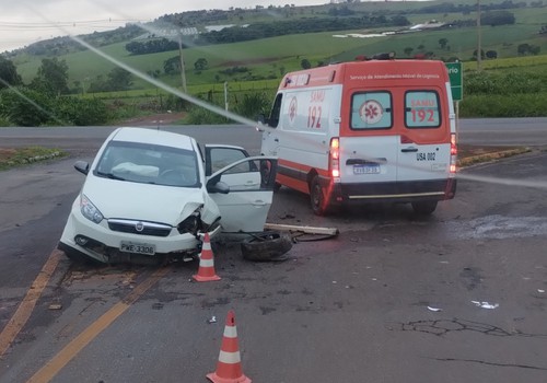 Jovens ficam feridas após carro bater contra meio-fio na MGC354; condutor fugiu mas foi identificado