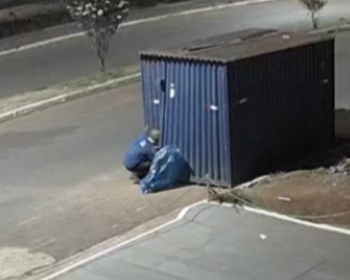 Câmera flagra homem arrombando contêiner e furtando ferramentas e fios em Patos de Minas; veja