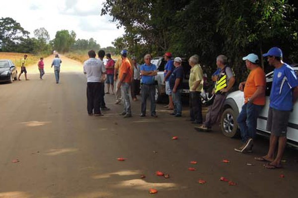 Moradores protestam e cobram explicações para paralisação de obras na estrada da Serrinha