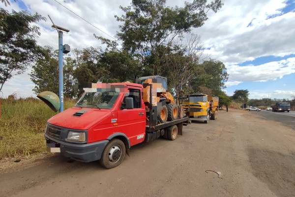 PRF em Patos de Minas detém trio suspeito de furtar fresagem de asfalto do DNIT e apreende caminhões e carregadeira