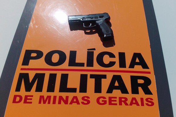 PMRV encontra simulacro de pistola 9mm em veículo e condutor acaba preso em Presidente Olegário