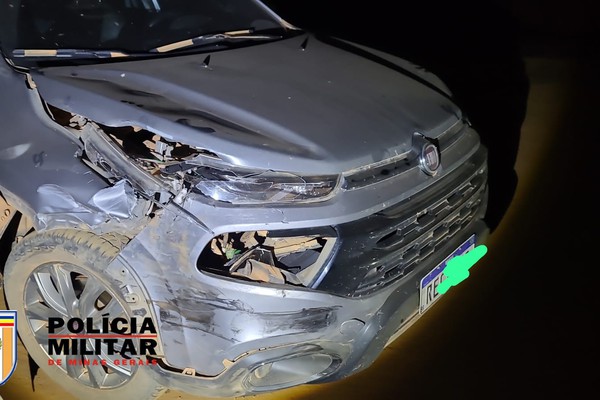 Veículo de passeio é atingido por caminhonete ao tentar atravessar rodovia em Patos de Minas