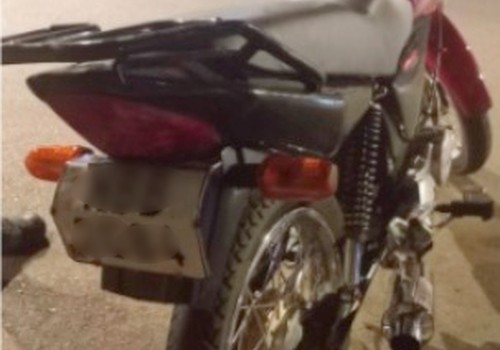 Jovem é preso após empinar moto com placa dobrada e circular em alta velocidade na Rua Major Gote