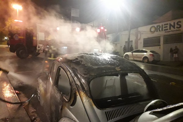 Após acidente, carro se incendeia na Rua Major Gote e bombeiros extinguem as chamas