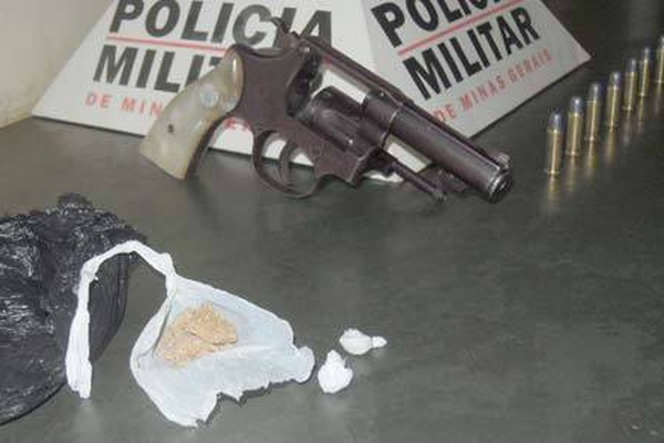 Jovem é preso no dia do aniversário com arma de fogo e drogas em Patos de Minas