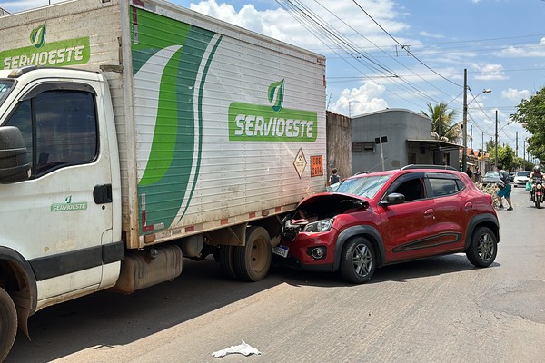 Câmera de vigilância flagra carro de aplicativo batendo em caminhão estacionado em Patos de Minas