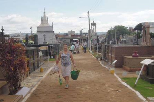 Preparação para o Dia de Finados movimenta o Cemitério de Santa Cruz