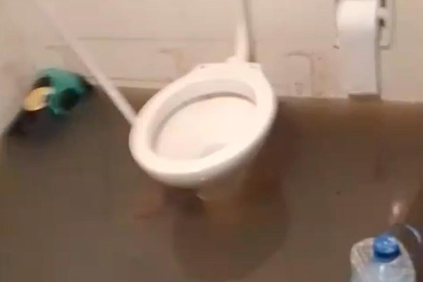 Casa é tomada por esgoto e depois por barro no bairro Santa Luzia, em Patos de Minas