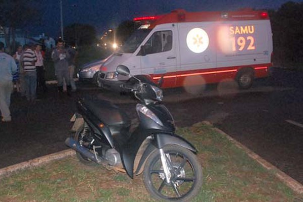 Motociclista fica ferida na Avenida JK em mais um acidente de trânsito em Patos de Minas