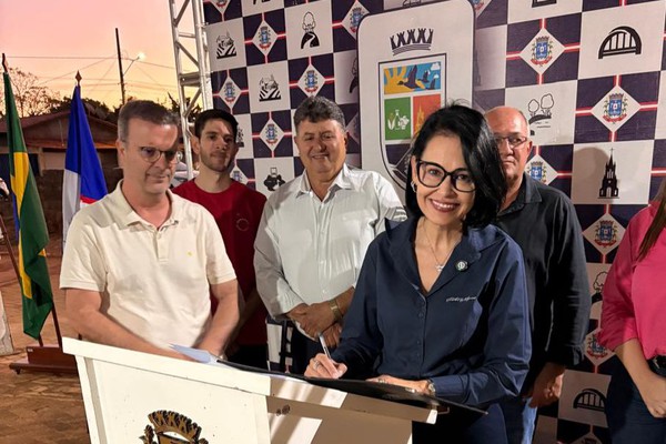 Sandra Gomes autoriza asfaltamento de ruas e entrega títulos de regularização em Santana de Patos