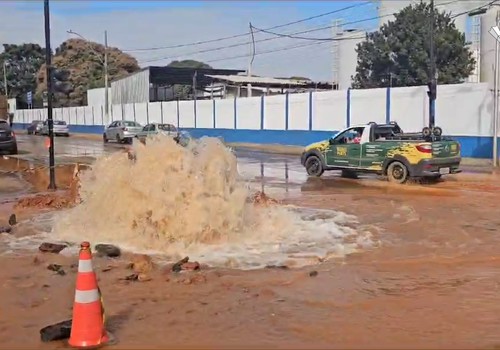 Enquanto boa parte da cidade sofre de torneiras vazias, água jorra em obra da Copasa