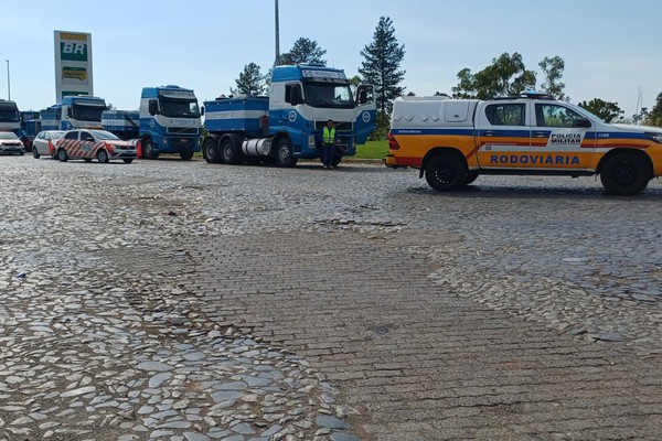 Carga gigante começa a trafegar pela BR 354 e deixa o trânsito mais lento até Patos de Minas
