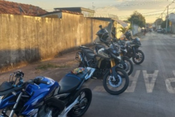 Jovem é preso em moto com dispositivo para esconder a placa e praticando direção perigosa