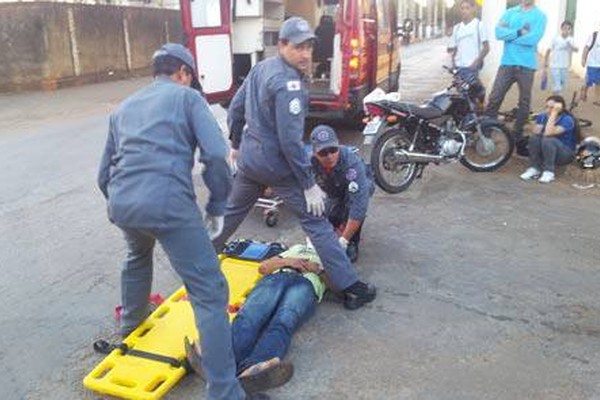 Ciclista embriagado provoca acidente, dá trabalho ao resgate e foge do hospital