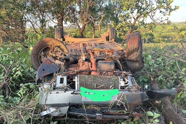 Condutora acaba presa ao tentar jogar objeto pela janela e capotar carro na MGC 354