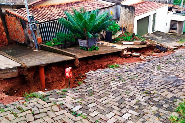 Buracos em rua de Patos de Minas ameaçam casas e moradores voltam a pedir socorro