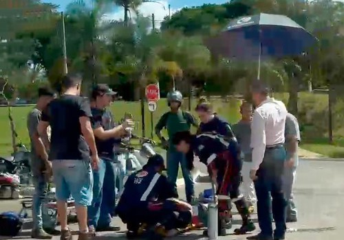 Motociclista fica gravemente ferido após bater em caminhão na Av. Fátima Porto, em Patos de Minas