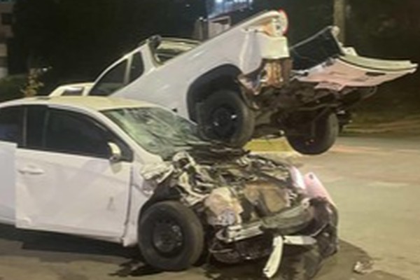Impressionante! Carro vai parar debaixo de pick-up após violenta batida na Avenida Padre Almir; veja