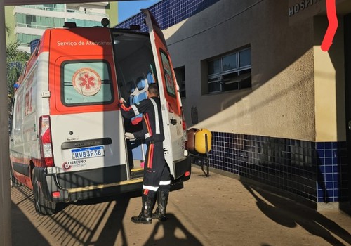 Homem é levado para o Hospital com ferimento na cabeça e diz que foi esfaqueado pela própria mulher