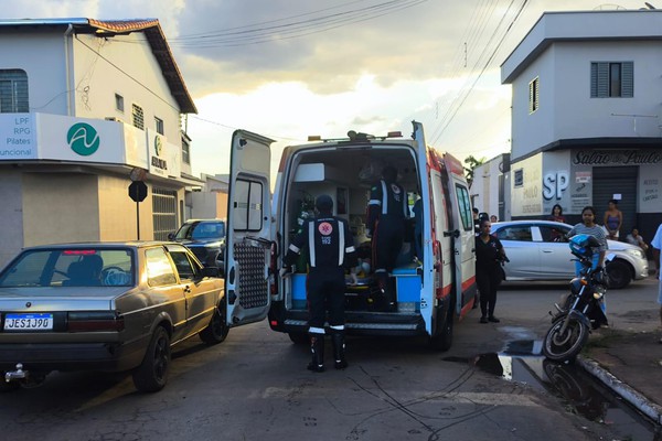 Entregador tem que ser socorrido após atingir pick-up em Patos de Minas