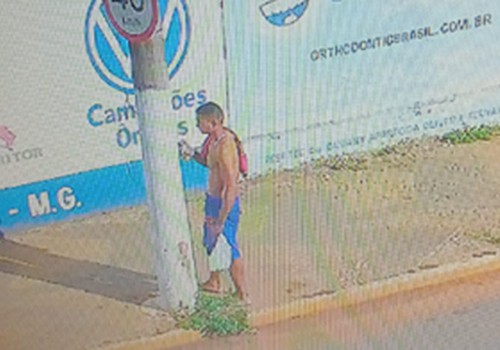 Câmera do Olho Vivo flagra homem fazendo pichações no centro de Patos de Minas