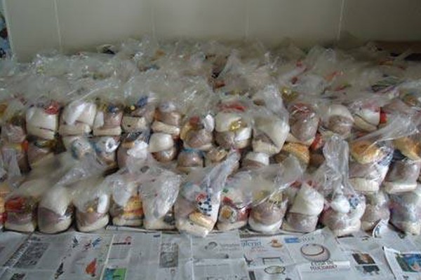 Voluntários preparam 2.500 cestas básicas para serem distribuídas no Natal Solidário