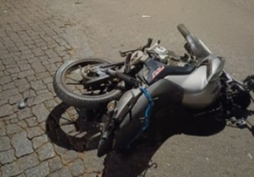 Pai e filho em moto são atingidos por carro que foge sem prestar socorro em Patos de Minas