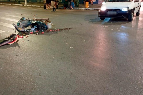 Motociclista sem habilitação e com sinais de embriaguez fica ferido e é preso após acidente no Centro