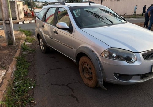 Motorista de 75 anos vai acender cigarro, bate em mureta e acaba preso em Patos de Minas