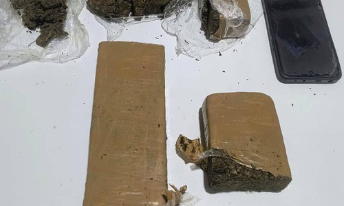 PM intercepta táxi na entrada de Serra do Salitre e prende passageiros que chegavam com drogas
