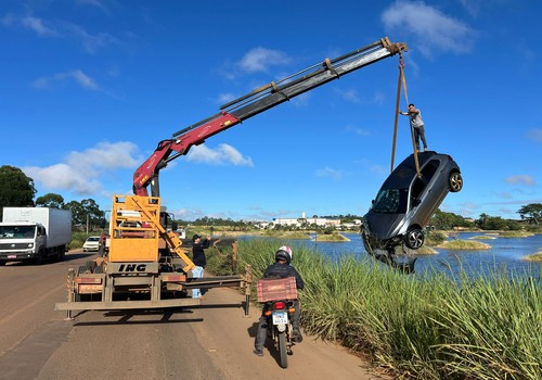 Motorista perde o controle da direção na MG 235 e carro vai parar dentro de represa em São Gotardo