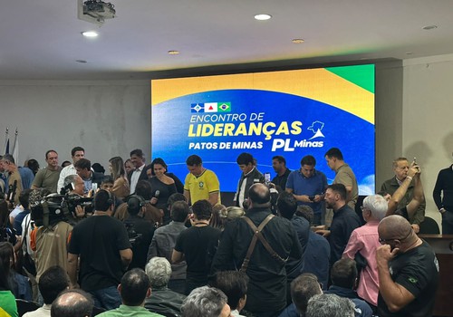 Flávio Bolsonaro chega ao Memorial do Milho para o encontro de lideranças do PL em Patos de Minas