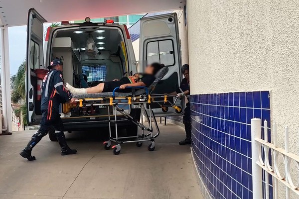 Mulher sofre ferimentos graves e precisa ser socorrida pelo Samu após ser atacada por PitBulls