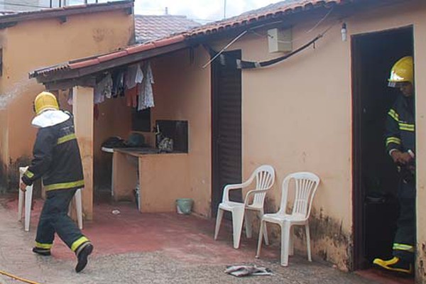 Incêndio que pode ter sido criminoso destrói quarto e bombeiros evitam uma tragédia