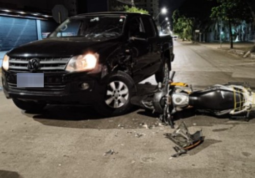 Motorista é preso após colisão entre Amarok e motocicleta em Patos de Minas