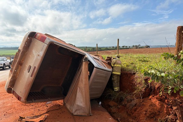 Motorista fica ferido ao capotar caminhonete na estrada de acesso ao distrito de Alagoas