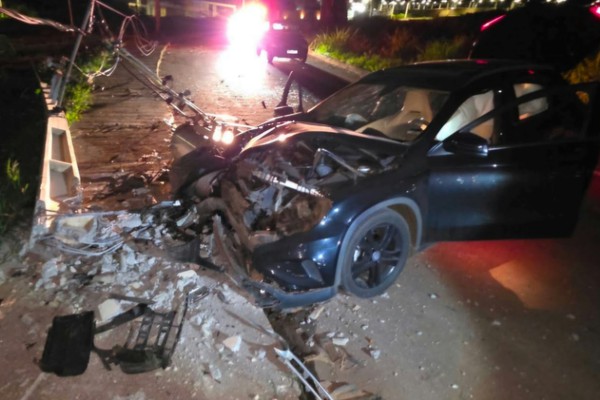 Motorista de Mercedes sai ileso após perder o controle da direção e bater violentamente em poste nas Chácaras Caiçaras