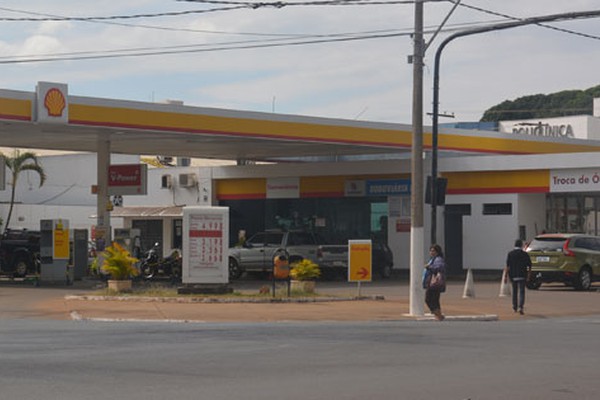 Motoristas pagam mais caro pela gasolina em Patos de Minas mesmo com queda nas distribuidoras