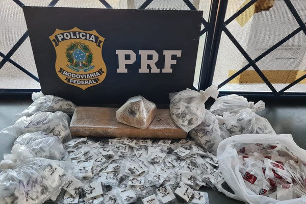 PRF apreende mais de mil papelotes de cocaína em ônibus de turismo em Patos de Minas