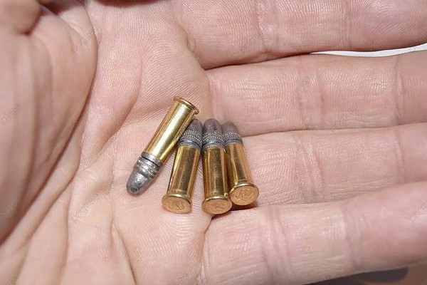 Morador encontra frasco cheio de munições durante limpeza de quintal no bairro Rosário