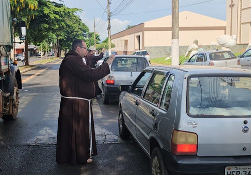 Frades capuchinhos fazem mutirão para abençoar milhares de veículos hoje em Patos de Minas