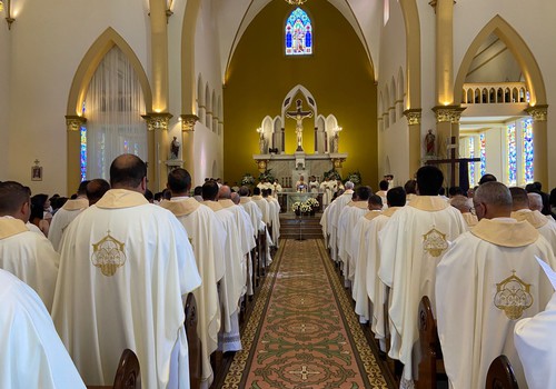 Missa do Crisma reúne clero e fiéis na Catedral de Santo Antônio em Patos de Minas; saiba a importância