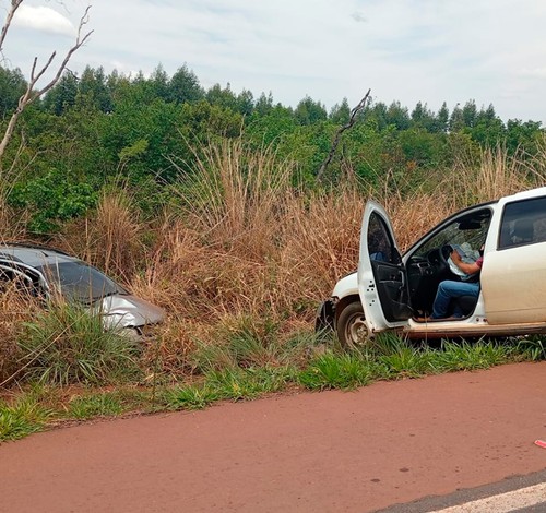 Colisão frontal na BR 365 deixa motorista ferido e carros bastante danificados