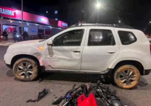 Motociclista que voltava de bar fratura maxilar após tentar passar em sinal com luz amarela e atingir carro na Rua Major Gote