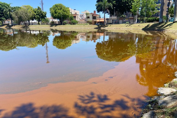 O que é a mancha escura que tem preocupado frequentadores da Orla da Lagoa Grande?