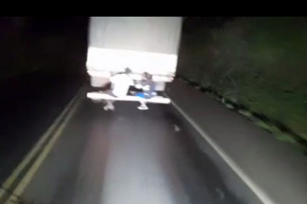 Vídeo mostra homens viajando no para-choque traseiro de carreta na BR354