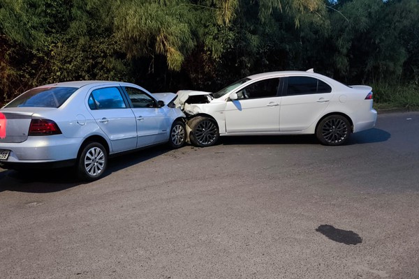 Batida violenta no Bairro Laranjeiras deixa motoristas feridos e carros bastante danificados; veja