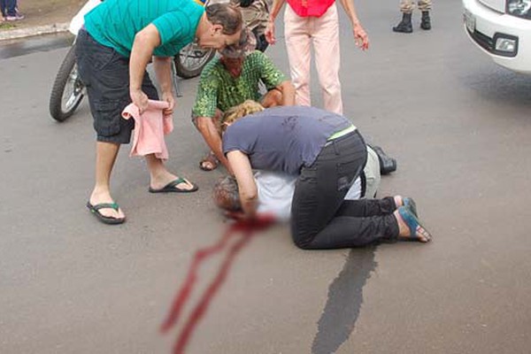 Senhor fica gravemente ferido ao ser atropelado em rotatória da Praça dos Bandeirantes